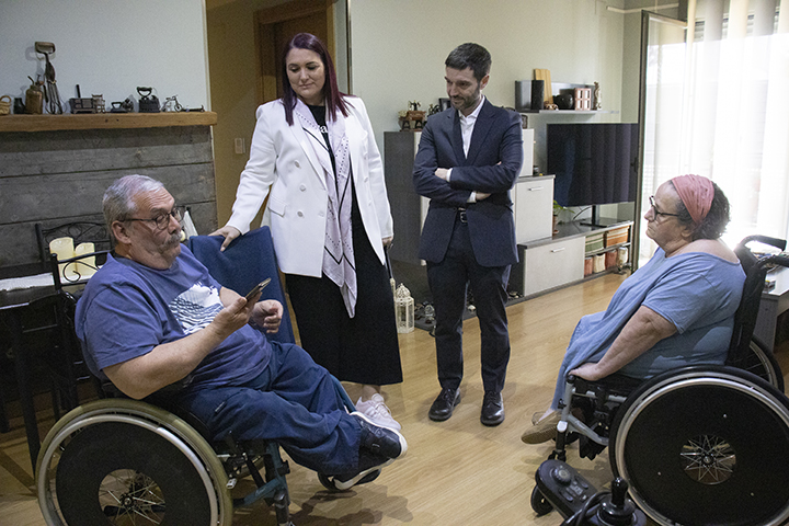 Pablo Bustinduy durante la visita a una casa domotizada